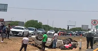 Tráiler le pega a auto y lo hace volcar en la ´57