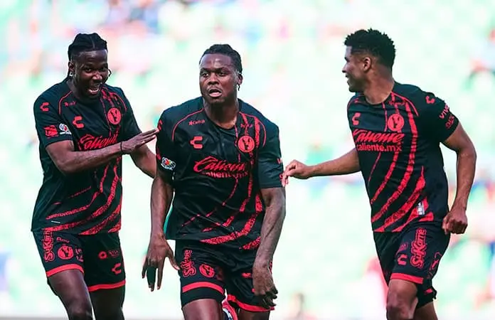 Xolos y Gallos abren el Apertura 2025 con la mira en salir del fondo