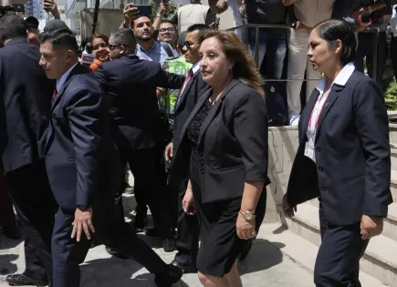 Congreso peruano niega permiso a presidenta para viajar al funeral del papa Francisco