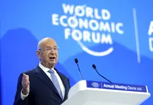 Investigan a fundador del Foro Econ&oacute;mico Mundial