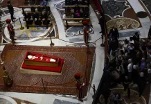 Miles de fieles visitaron la capilla ardiente durante la noche Miles de fieles visitaron la capilla ardiente durante la noche