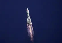 China envía astronautas para reemplazar tripulación en estación orbital Tiangong