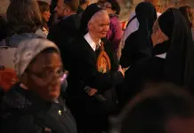 Emotiva despedida de una monja al papa Francisco Emotiva despedida de una monja al papa Francisco