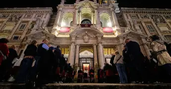 Casi 100 mil visitan al papa