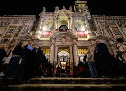 Casi 100 mil visitan al papa