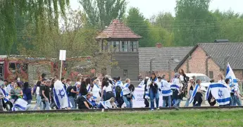 Celebran la Marcha de los Vivos en Auschwitz