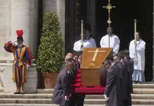 Sepultan al Papa Francisco ante camarlengo y familiares Sepultan al Papa Francisco ante camarlengo y familiares