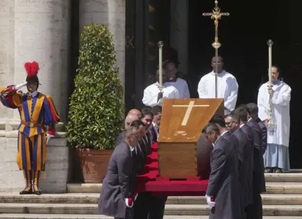 Sepultan al Papa Francisco ante camarlengo y familiares