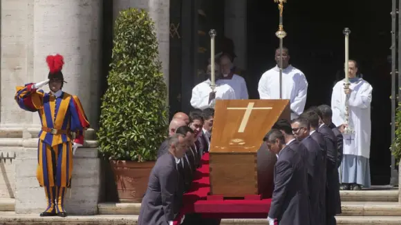 Sepultan al Papa Francisco ante camarlengo y familiares