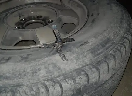 Ponchallantas en la Valles-Mante causan daños en varios vehículos Ponchallantas en la Valles-Mante causan daños en varios vehículos