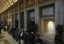 Fieles visitan la tumba del papa Francisco en Roma Fieles visitan la tumba del papa Francisco en Roma