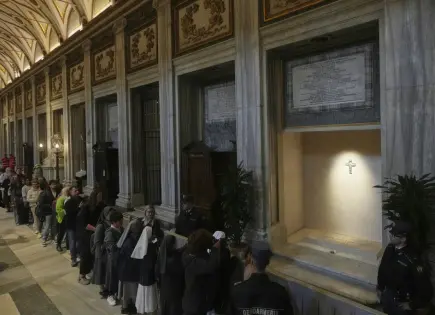 Fieles visitan la tumba del papa Francisco en Roma