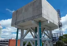 Tiran agua no apta para los humanos Tiran agua no apta para los humanos