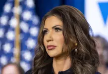 Acusan formalmente a chileno de robar el bolso de la secretaria de Seguridad Nacional Kristi Noem