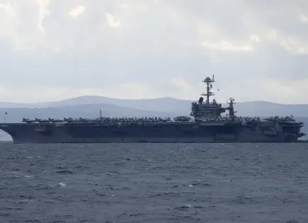 Avión de combate F/A-18 cae al mar durante maniobras