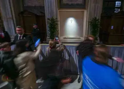 Fieles visitan la tumba del papa