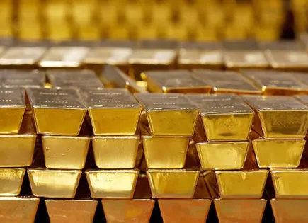 Precio del oro se dispara un 2.41 % ante tensiones arancelarias
