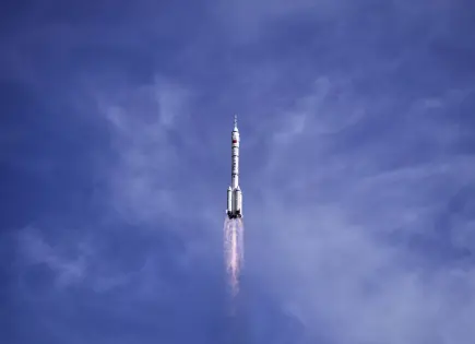 Astronautas chinos retrasados por mal tiempo en su regreso a la Tierra.