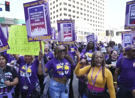 Huelga de trabajadores en Los Ángeles por aumento salarial