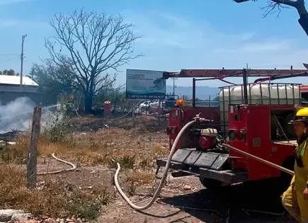 Bomberos apagan incendio en Barrio primero del Refugio