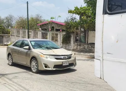 Joven conductor estrella su vehículo en un autobús