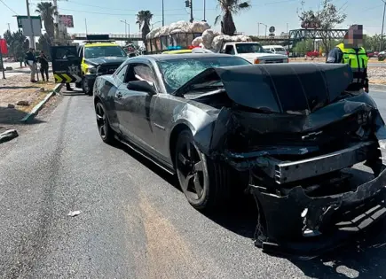Maleantes chocan y roban otro carro para fugarse