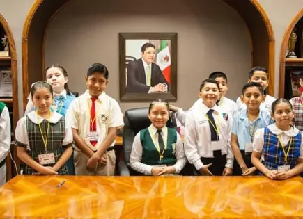 La niña presidenta en gira por dependencias