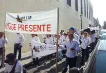 Bur&oacute;cratas exigen a gobierno cumplirles con sus pagos