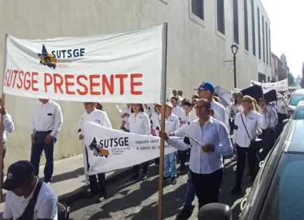 Burócratas exigen a gobierno cumplirles con sus pagos