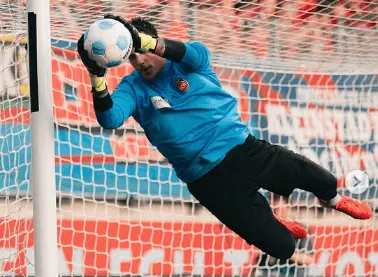 Kevin Müller deja el terreno de juego tras impacto en el aire