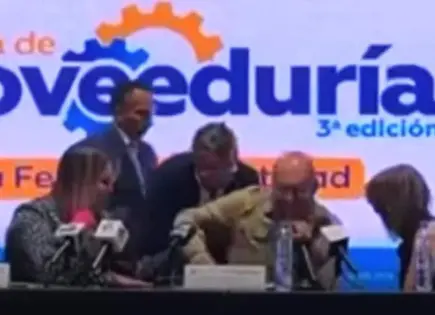 Video | Silla juega mal a Galindo y cae durante rueda de prensa