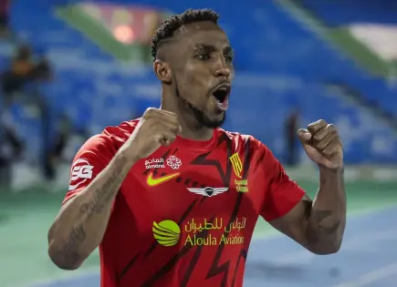 Julián Quiñones brilla en Arabia y supera a Benzema