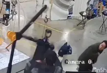 Impactante video de un robot en China que pierde el control