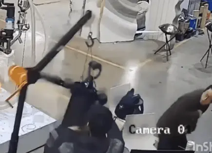 Impactante video de un robot en China que pierde el control