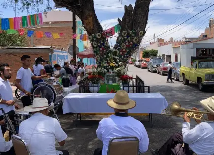 Celebran Día de la Santa Cruz pese a precariedad laboral