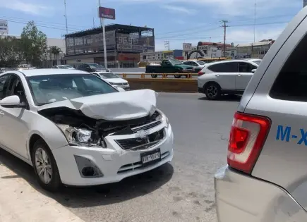 Sólo daños en choque sobre Salvador Nava