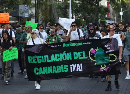 Activistas marchan por la legalización de la marihuana en México