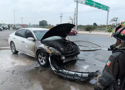 Se quema vehículo debido a cortocircuito
