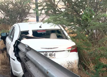 Muere conductor al chocar contra barra metálica en la Carretera 57