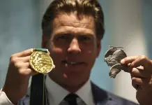 Gary Hall Jr recibe 10 medallas para reemplazar las destruidas en incendios