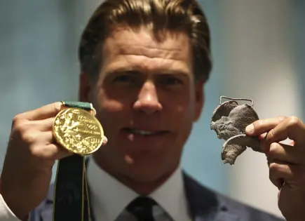 Gary Hall Jr recibe 10 medallas para reemplazar las destruidas en incendios