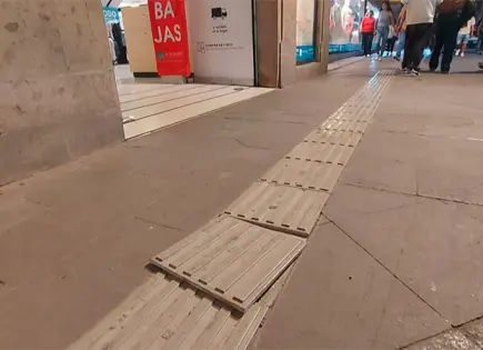 Guías podotáctiles, dañadas en la Hidalgo