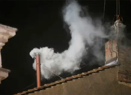 Así se crea el humo negro y blanco que se usa para elección del Papa