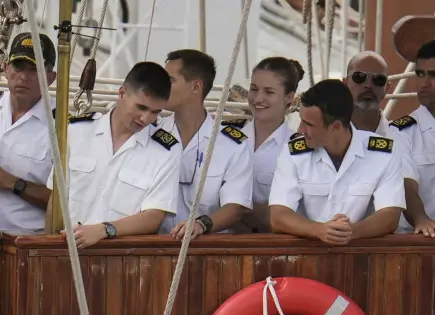 Buque escuela de la Armada española cruza el Canal de Panamá con joven princesa Leonor a bordo