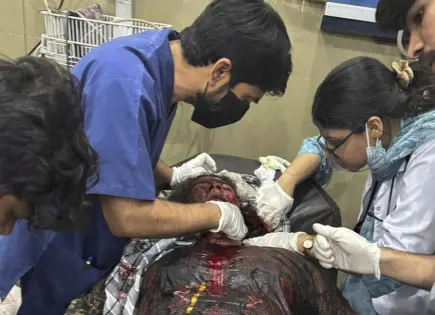 India lanza misiles a través de la frontera con Pakistán, matando a 1 niño, dicen funcionarios
