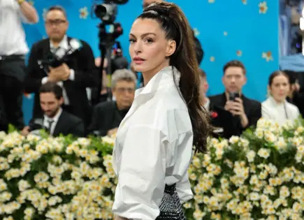 Anne Hathaway deslumbra en la Met Gala 2025 y reaviva rumores de retoques estéticos