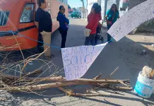 Ciudadanos bloquean calle en colonia Morelos por falta de agua Ciudadanos bloquean calle en colonia Morelos por falta de agua