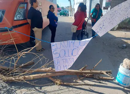 Ciudadanos bloquean calle en colonia Morelos por falta de agua