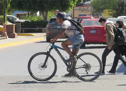 Colectivos ciclistas bloquean avenida Salvador Nava