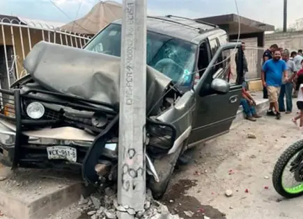 Raudo chofer choca contra poste y casa